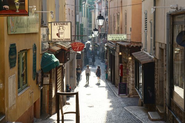 Hva du kan oppleve med leiebil fra Antibes togstasjon